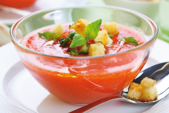 espesso-frio-tomate-sopa-com-croutons-ervas