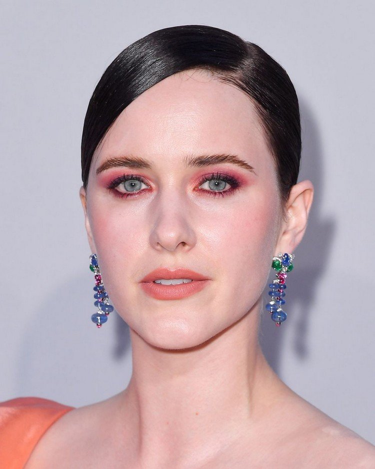 Tendências de maquiagem 2021 olhos esfumados rosa pintura facial