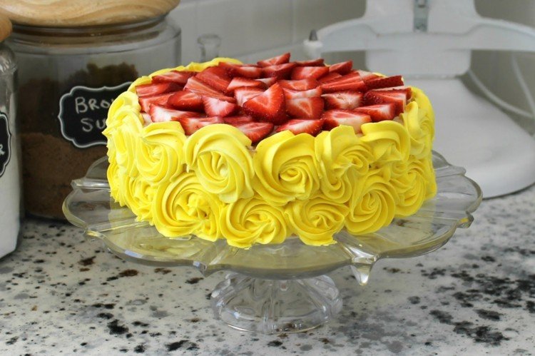 creme-rosa-amarelo-fruta-decorar-bolo