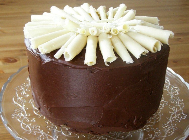 bolo de chocolate redondo-chocolate-pãezinhos-branco