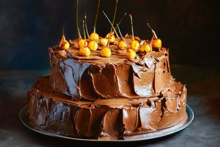 Bolo de chocolate com avelã-caramelo-ganache