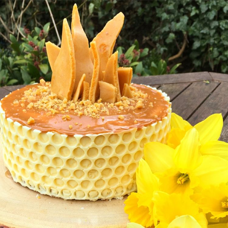 bolo de caramelo-chocolate-flores brancas