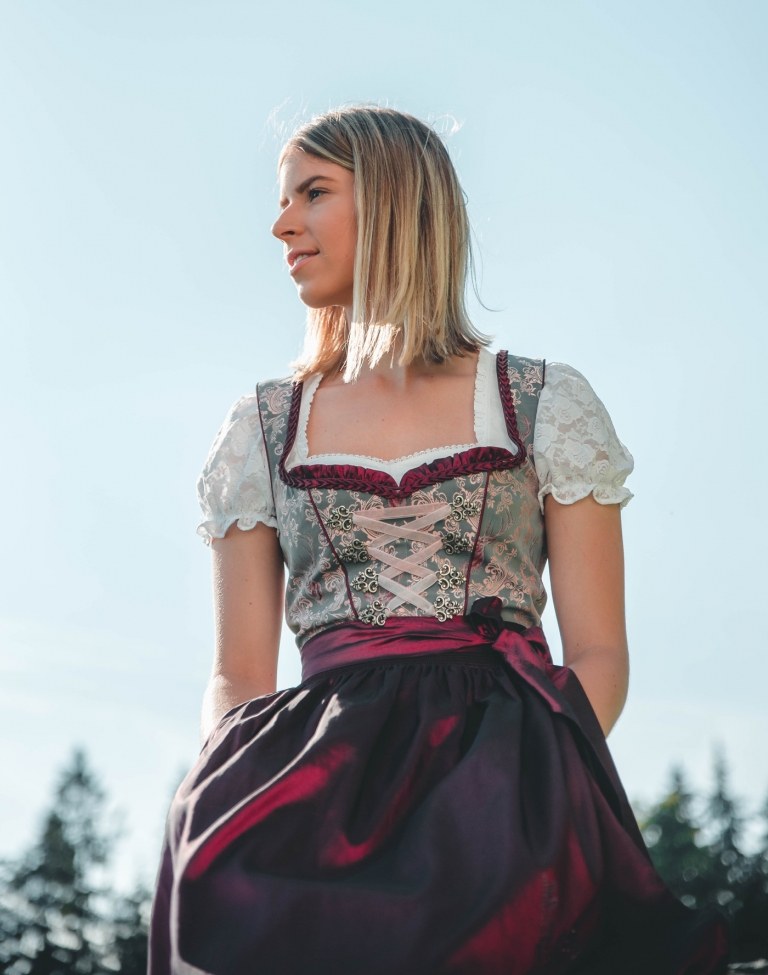 quais dirndls estão na moda no decote em coração cinza vermelho 2019