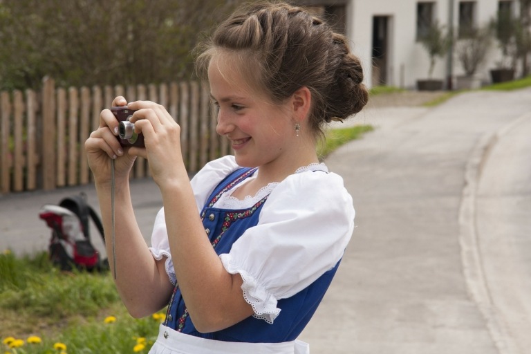 Aventais dirndl para crianças amarrados nas costas ou no meio na frente