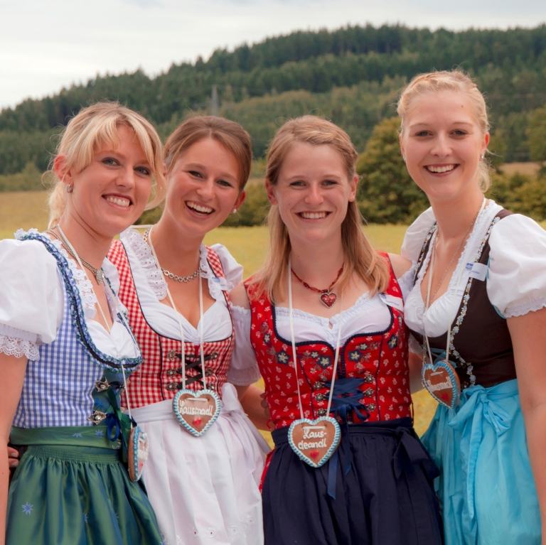 Quais dirndls estão na moda em 2019 Os dirndl das tendências da Trachten colorem vermelho azul verde