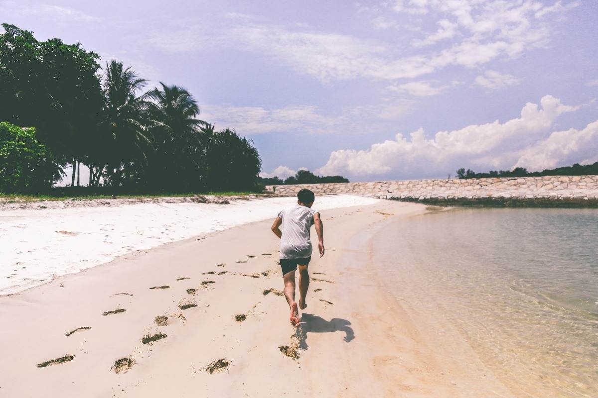 correr na praia como treino nas férias e treino em movimento