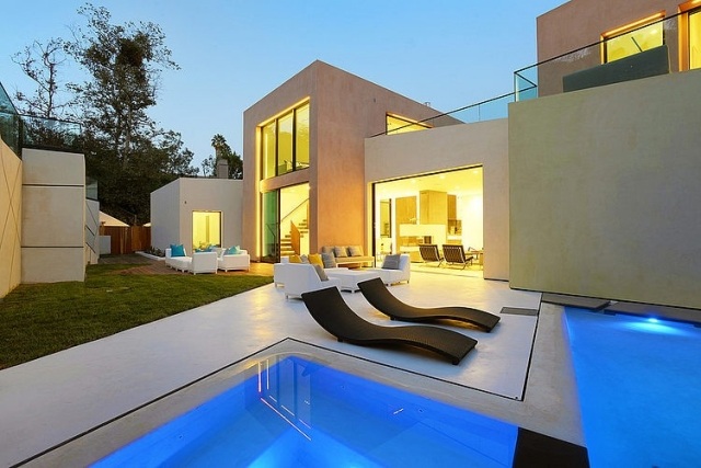 fantástica-villa-outdoor-pool-sun-deck-iluminado-à-noite-hythe-court