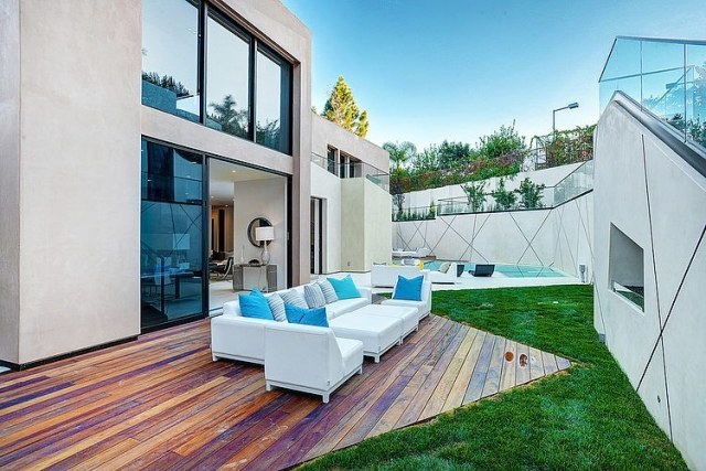 Luxury-house-hythe-court-plastered-facade-cream-outdoor-design-amit-apel