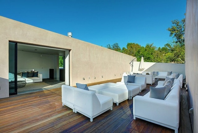 terraço na cobertura-protegido-do-vento-piso de madeira-móveis-brancos-villa-beverly-hills