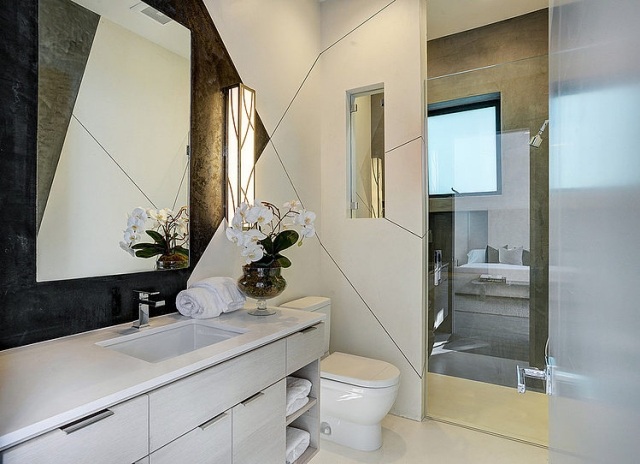 banheiro-branco-lavatório-gabinete-com-prateleiras-design-parede-elementos-geométricos