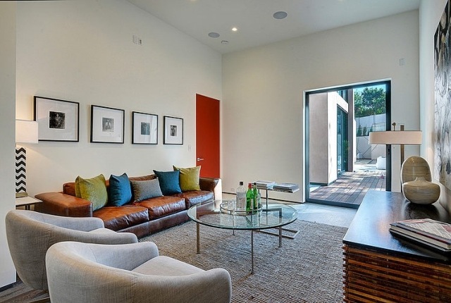 casa-luxo-apartamento-solteiro-para-hóspedes-área de estar-sofá de couro marrom