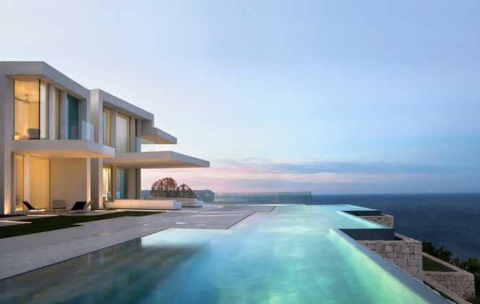 casa de concreto e madeira flutuante piscina infinita mediterrânea