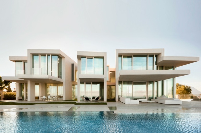 casa feita de concreto e madeira flutuante branca terraço com design marítimo