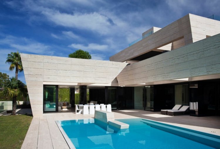 travertino-azulejos-fachada-geométrica-moderna-piscina-vidro-porta corrediça
