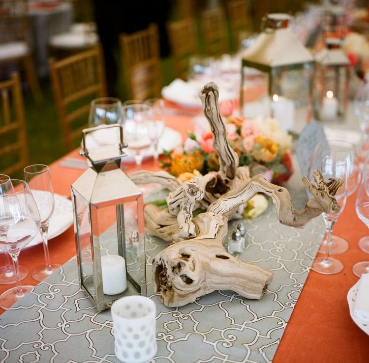 Arranjo de flores para mesa com decoração em madeira flutuante