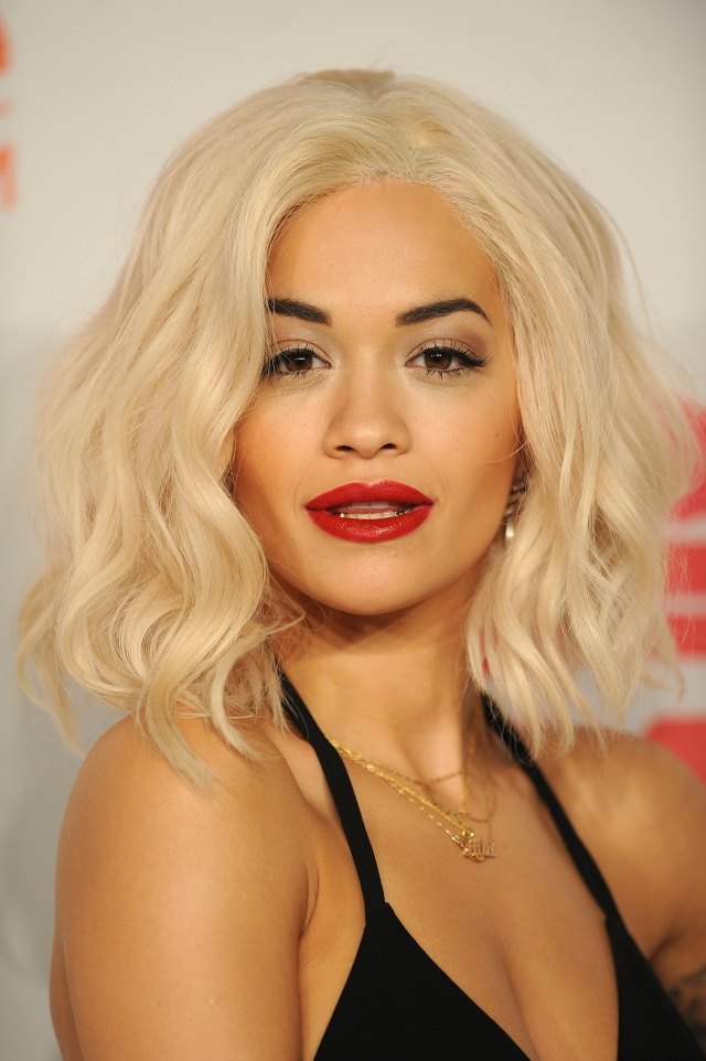 lob-penteado-cachos-ombro-comprimento-rita-ora