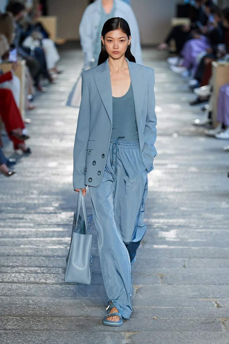 Idéias de roupas primavera céu azul combinam cores da tendência primavera verão 2021