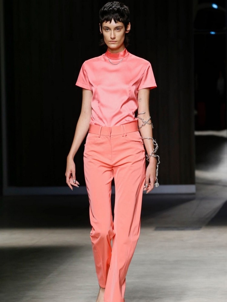 Combine as cores da tendência pantone primavera verão 2021 Coral queimado