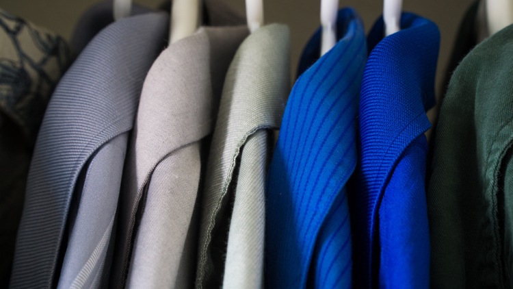 guarda-roupa-cabides-jaquetas-blazers-tons de cinza-azul