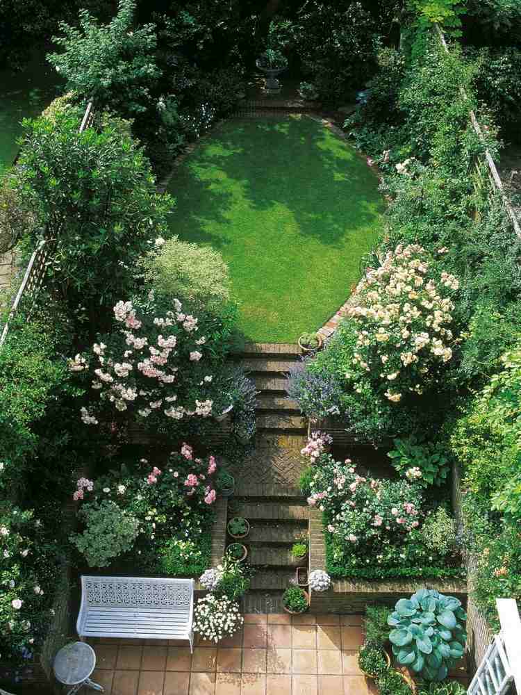 Escadas de jardim conectando o nível de pedras de pavimentação no jardim