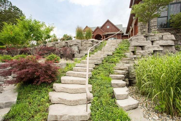 escada de jardim degraus de pedra corrimão