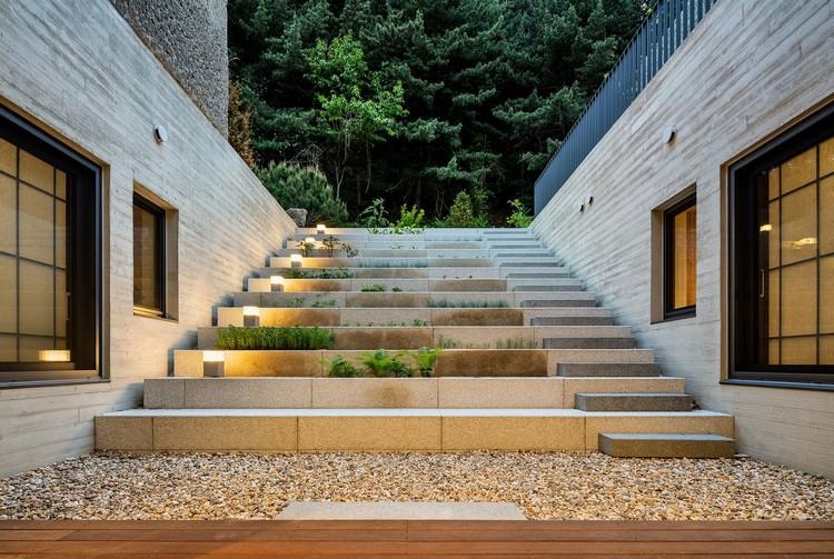 escadas de jardim modernas degraus de blocos grandes com iluminação plantada