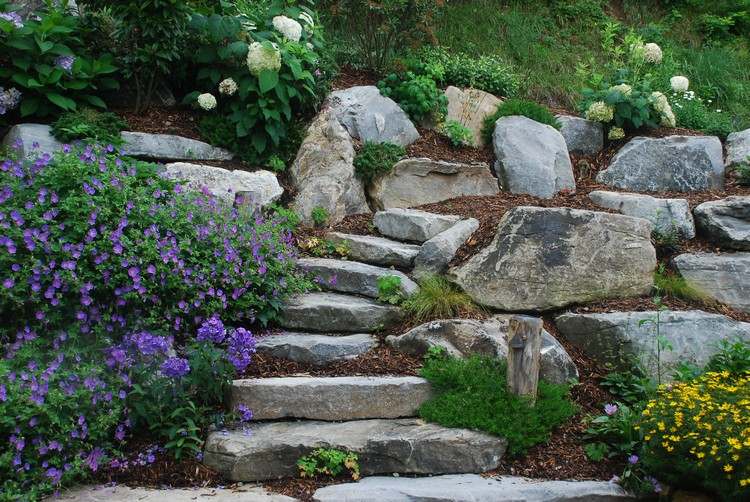 Construa você mesmo as escadas do jardim em solo de pedra natural