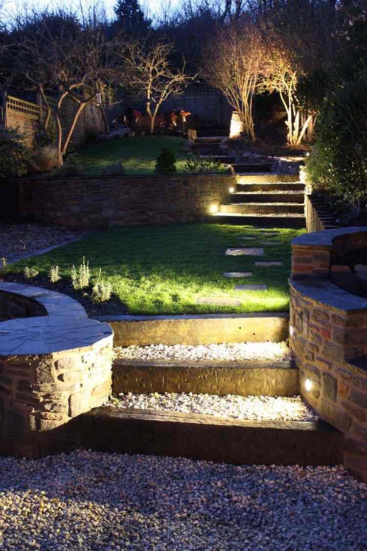 escada externa jardim madeira cascalho iluminação led