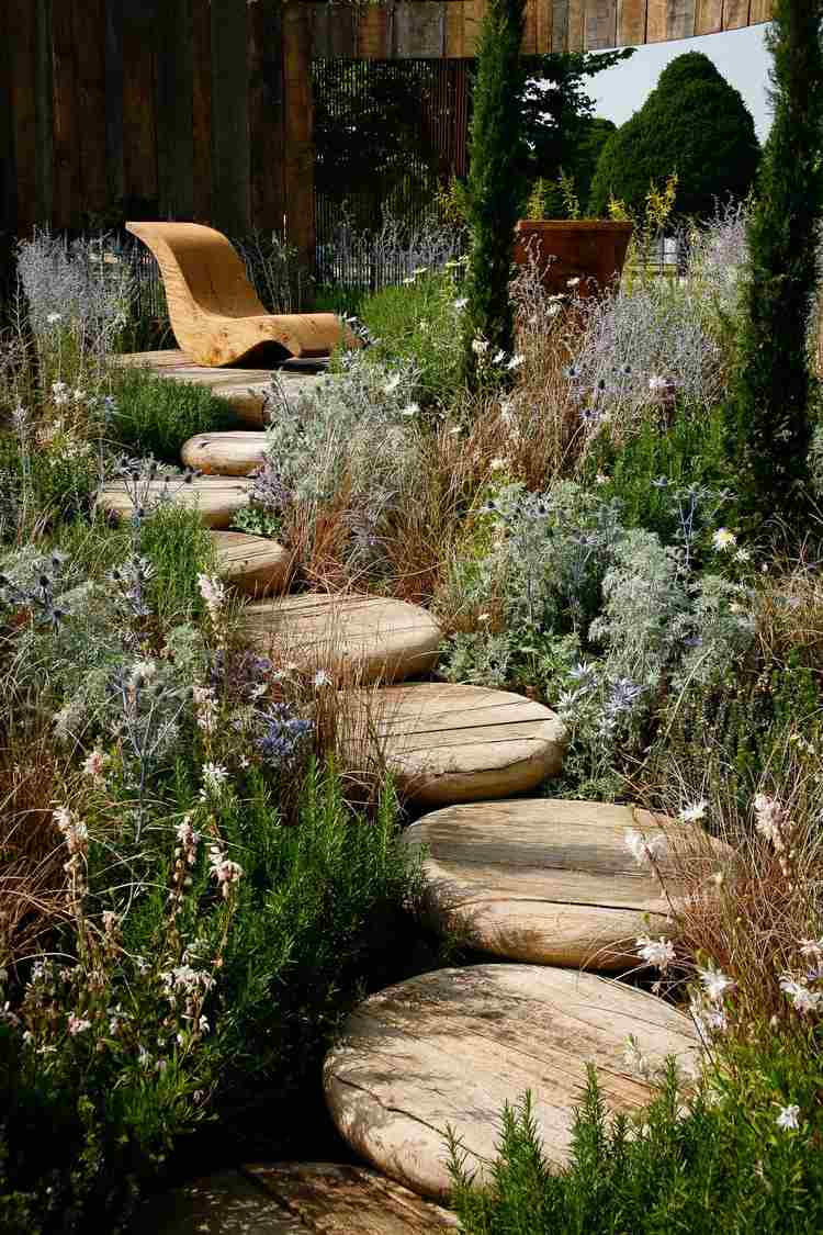 escada de jardim degraus de madeira em volta de madeira vegetação exuberante