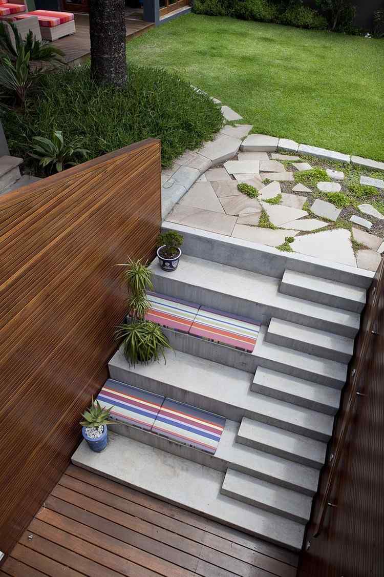 Escadas no jardim-assento-chão-almofada-plantas