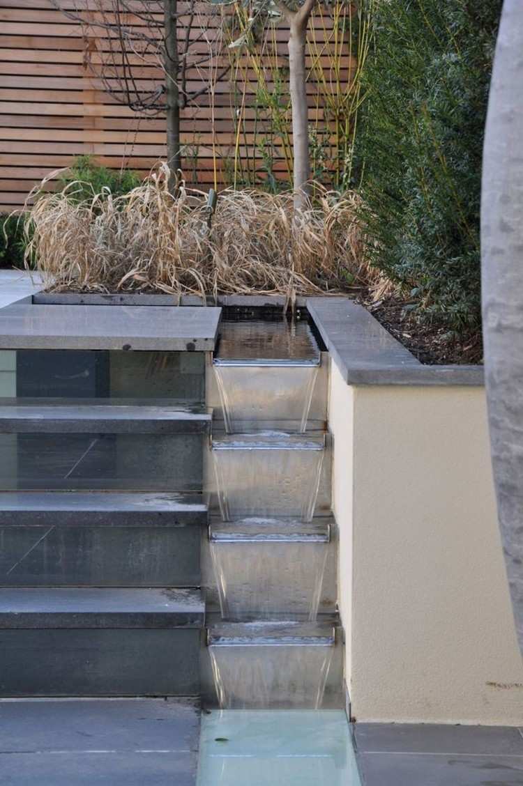 Laje de concreto do jardim da escada com elemento decorativo de água