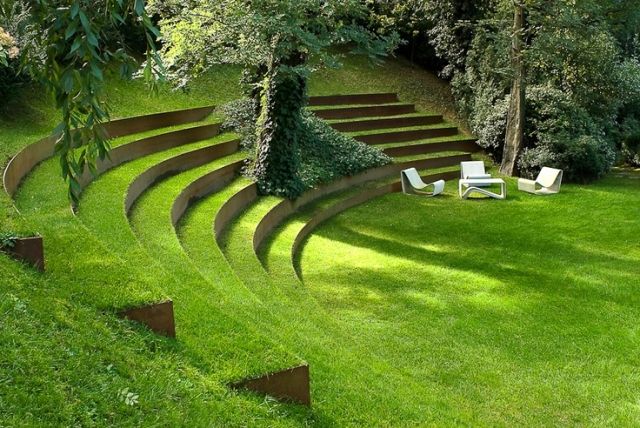 Escadas de jardim verde - inclinação de localização de paisagismo - ideias sustentáveis