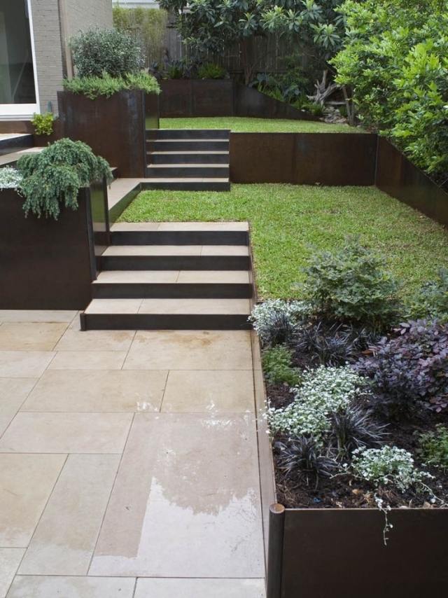 Minimalismo em materiais de paisagismo - escadas geométricas - coberto de grama