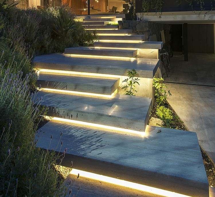 Escadas na sub-iluminação de laje de concreto do jardim