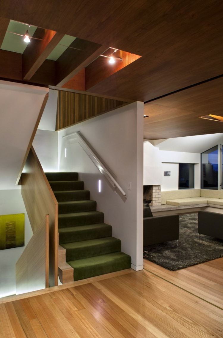 escada tapete verde inspiração casa moderna corrimão de madeira
