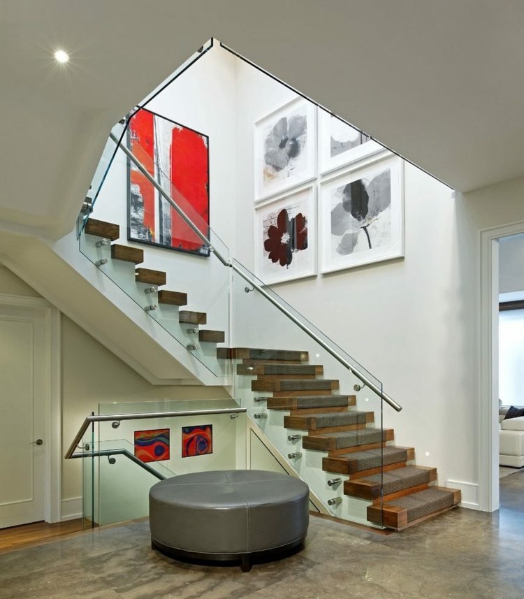escadas de carpete com degraus de madeira corrimãos de vidro móveis modernos