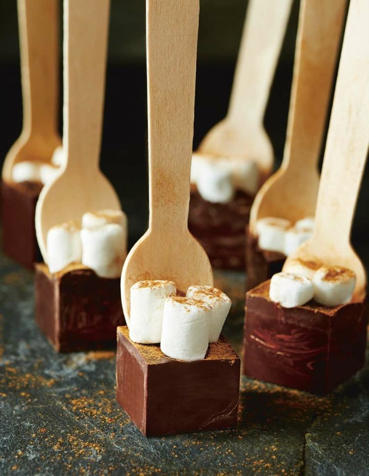 Faça sua própria colher de chocolate para beber, marshmallows de madeira e canela