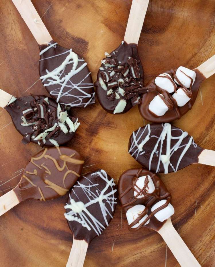 Faça você mesmo beber chocolate. Idéia de colher de pau, chocolate de leite amargo branco