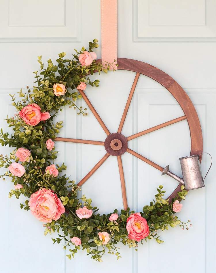 Decoração de porta em estilo country faça você mesmo, coroa de roda de vagão de madeira com ranúnculo