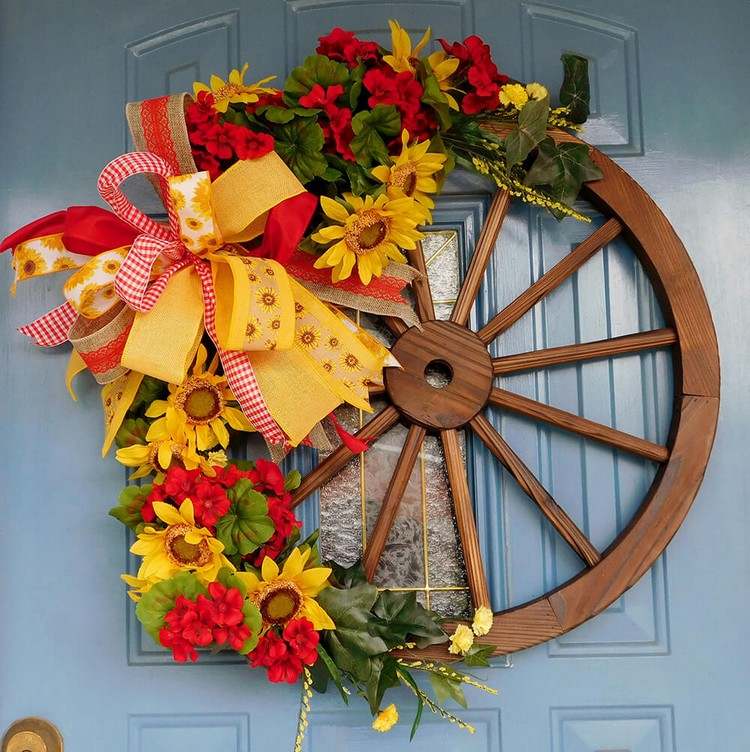 Guirlanda de porta para o verão feita de roda de vagão de madeira decorada com flores e laços