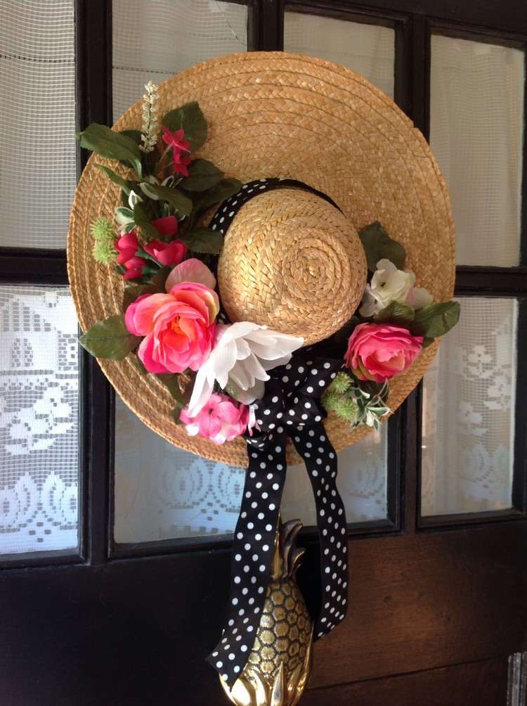 Ideia original para uma coroa de flores de verão feita de chapéu de palha decorado com flores artificiais