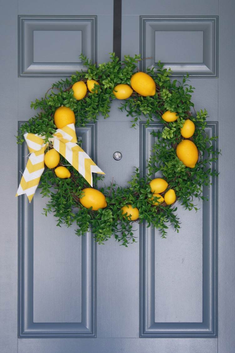 Guirlanda de porta simples DIY feita de buxo artificial e limões decorativos