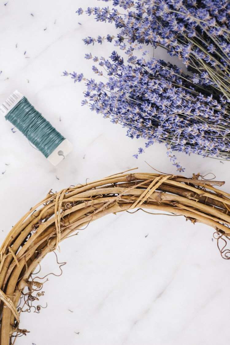 Decore a guirlanda de verão da porta de salgueiro com alfazema