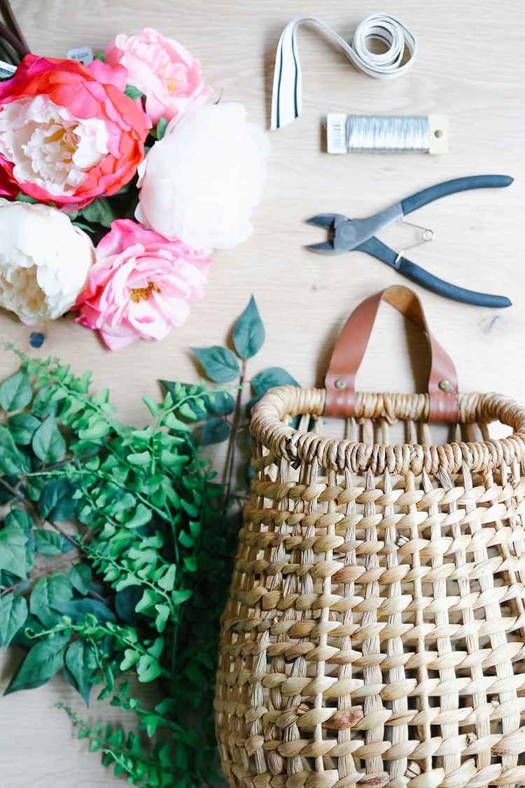 Materiais para cesto de flores com peônias e folhagens