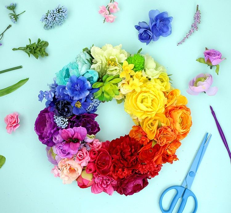 Faça você mesmo uma guirlanda de arco-íris com flores artificiais