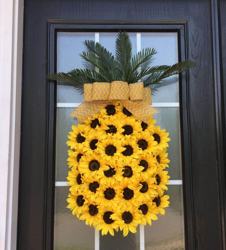 Faça abacaxis com girassóis como decoração de portas no verão