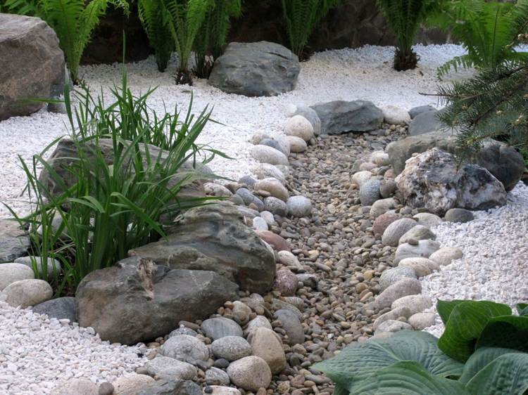O jardim japonês de Trockenbach projeta diferentes tipos de plantas de pedra
