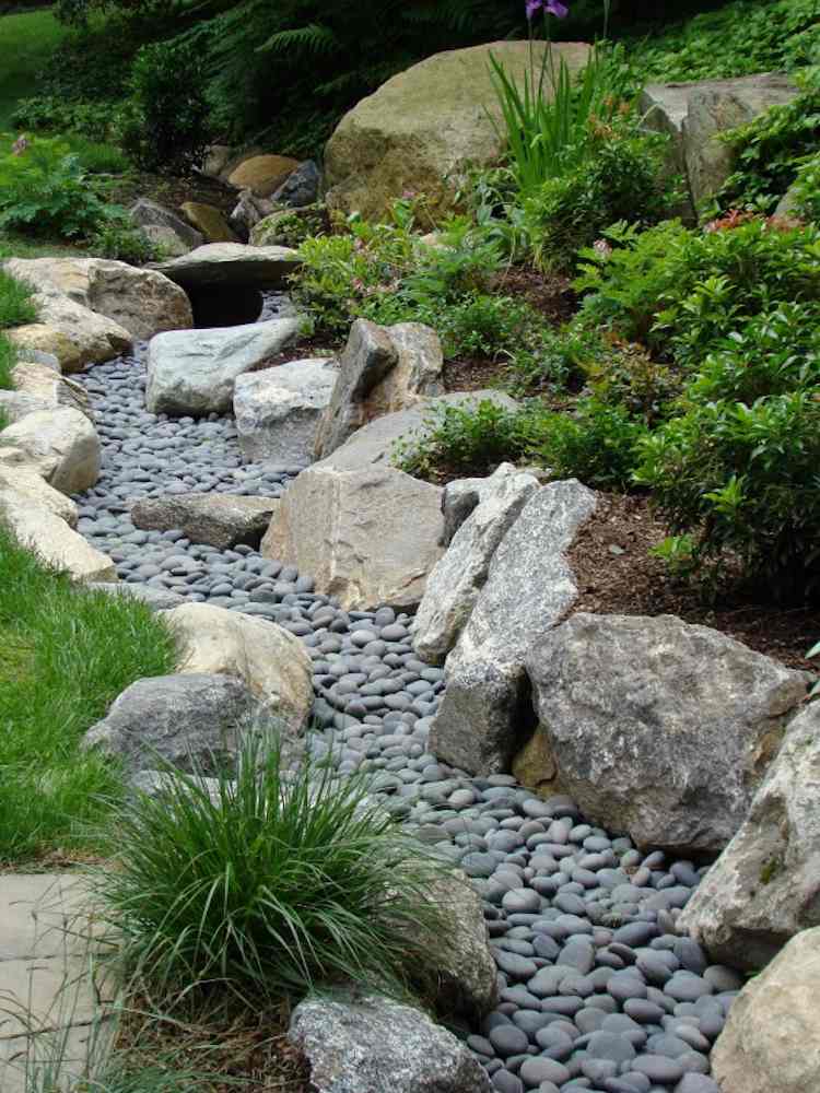 criar pedras de rio de jardim de córrego seco