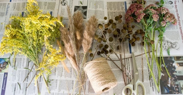 Faça seu próprio buquê seco de materiais - flores-amarelo-fio-tesoura