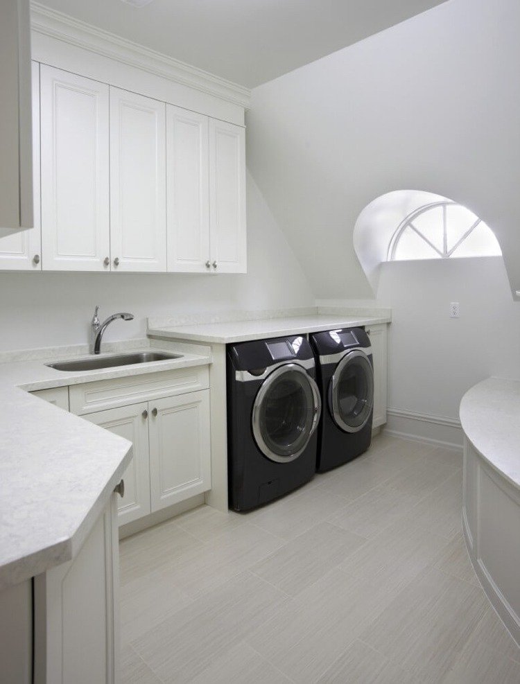 secadora-máquina de lavar-sótão-preto-branco-cozinha-telhado inclinado
